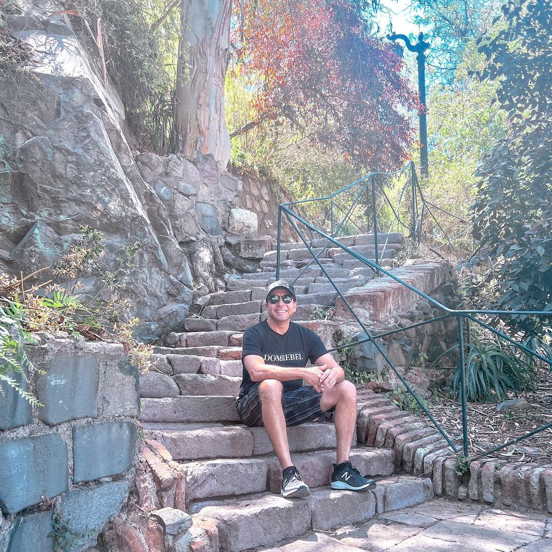 Howie D de Backstreet Boys comió un churrasco y visitó el Cerro Santa Lucía en Santiago (Instagram @howie_dorough).