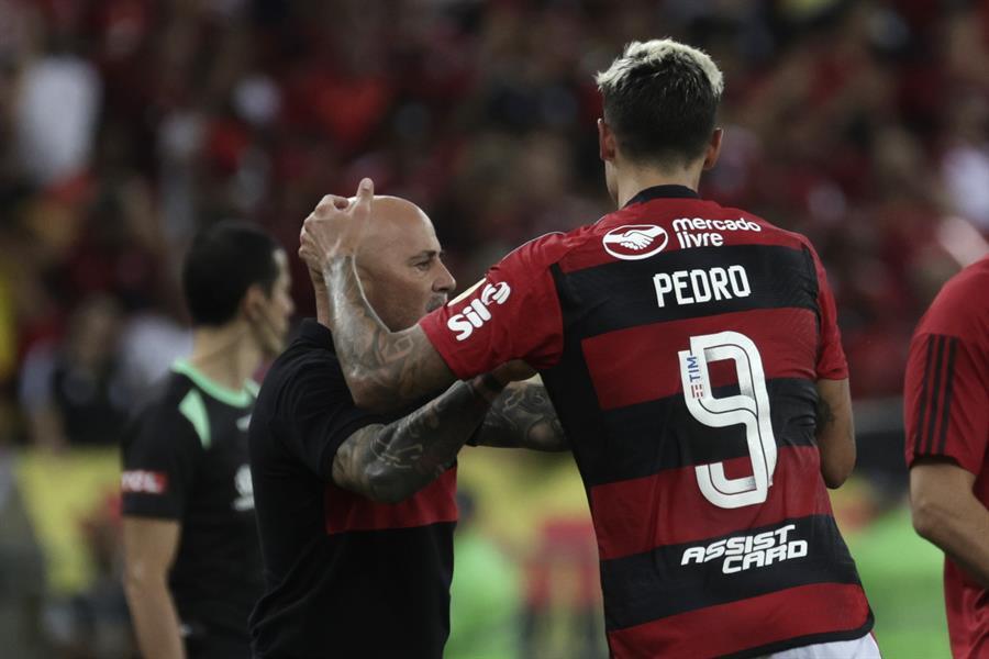 Jorge Sampaoli saluda al goleador Pedro / EFE