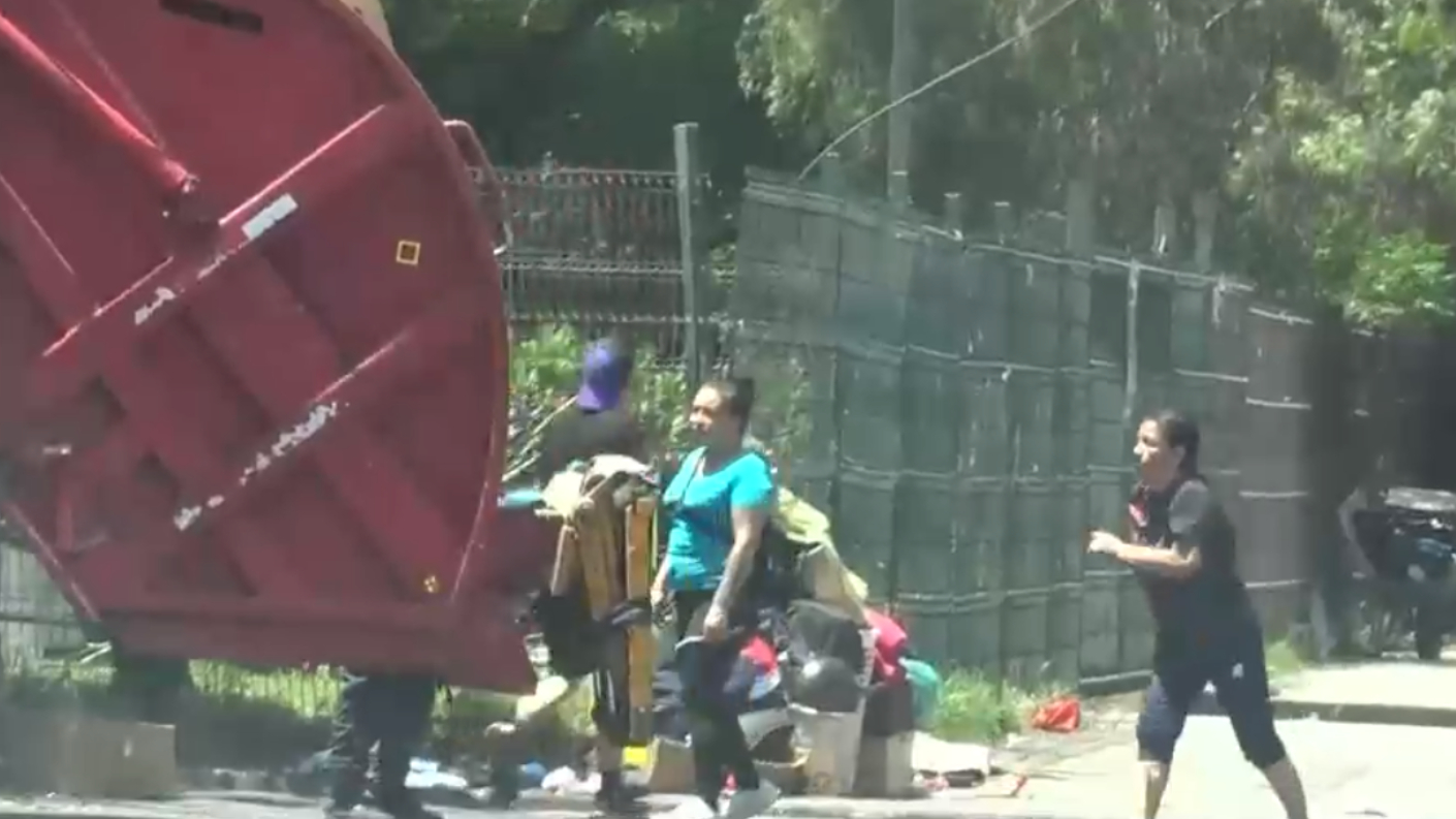 Impactante robo de comida vencida en camiones de basura en Quilicura. Foto: CHV Noticias.