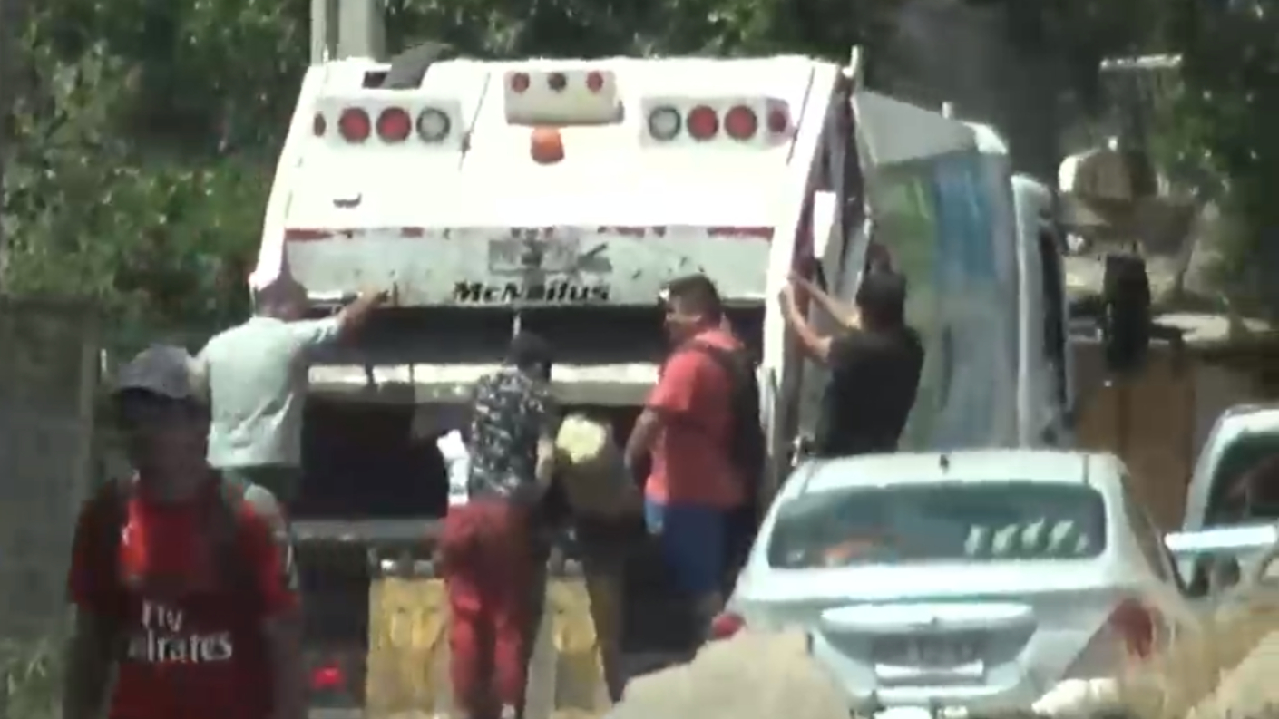 Impactante robo de comida vencida en camiones de basura en Quilicura. Foto: CHV Noticias.