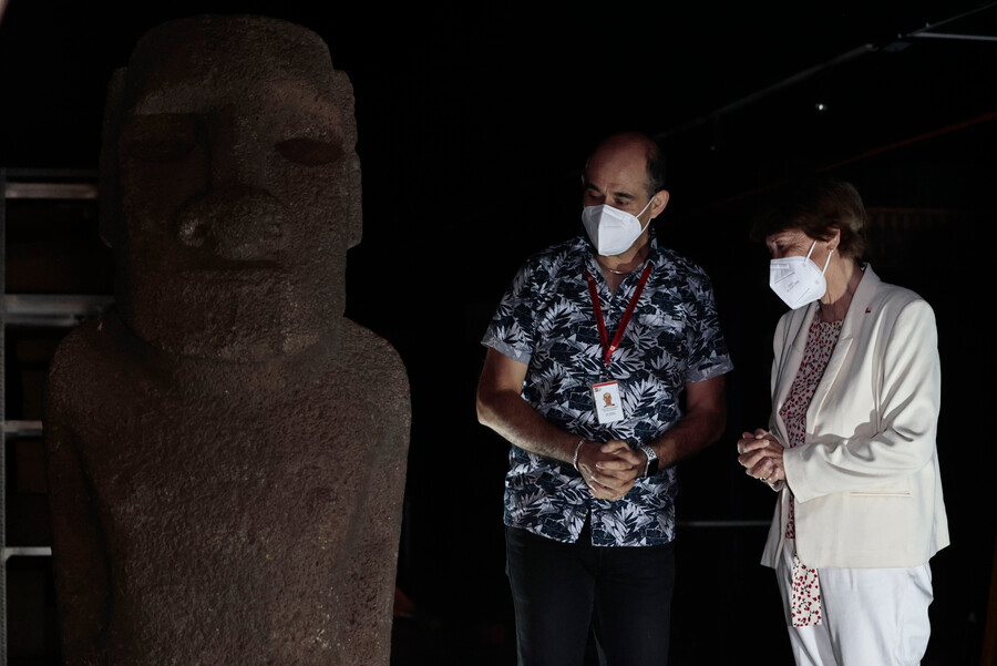 Moai junto a la Mnistra de Cultura
