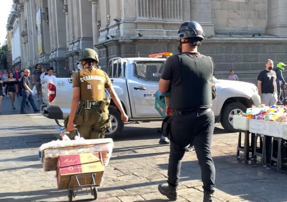 Operativo para frenar el comercio ambulante en el Casco Histórico de Santiago. Fuente: Municipalidad.
<p>